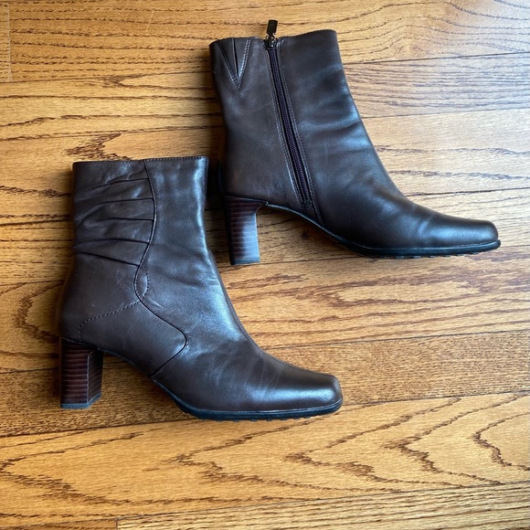 Brown leather ankle boots - Picture 1 of 6